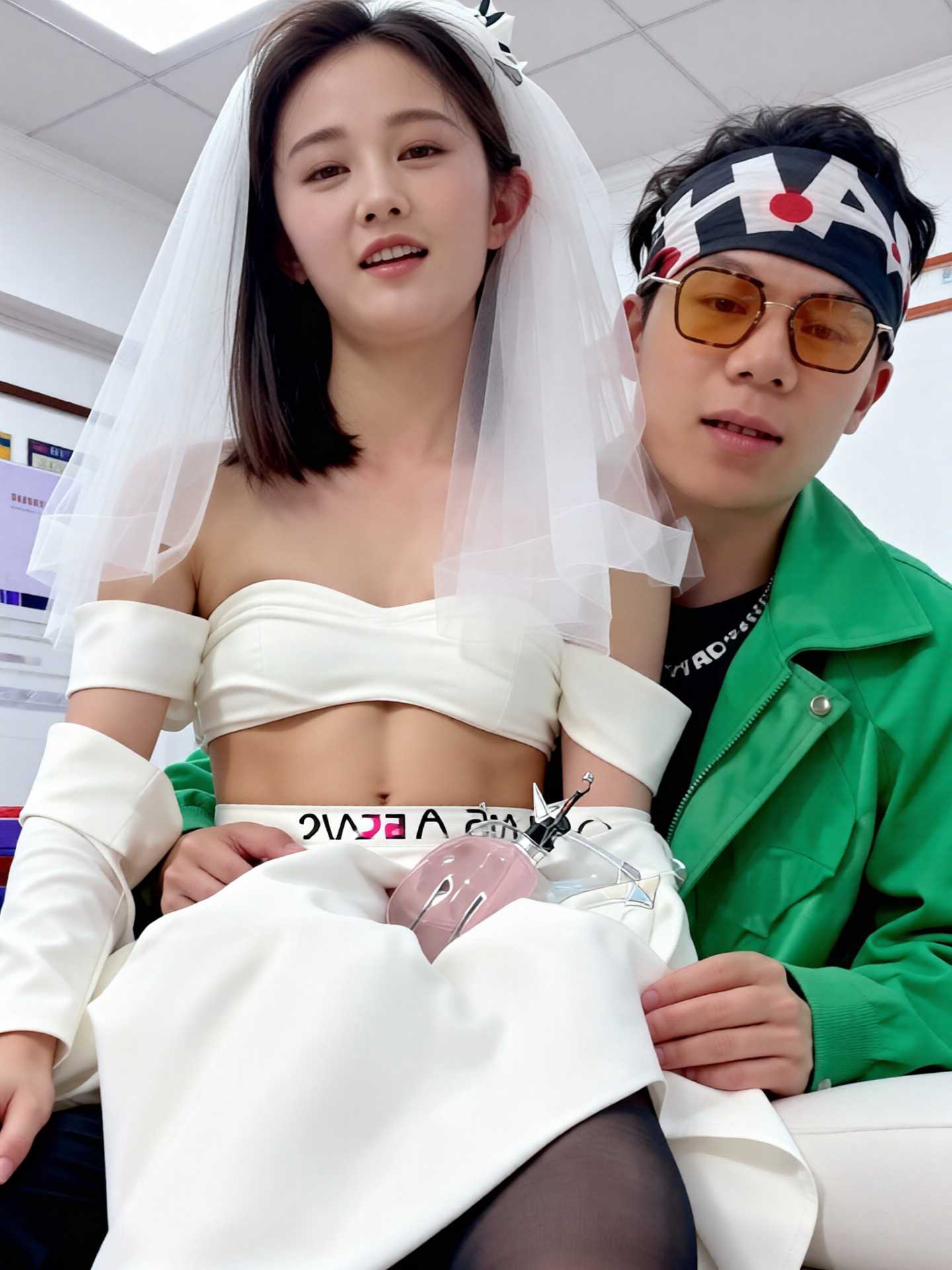 AI换脸 李一桐 背着自己老公身穿婚纱被大屌猛男暴插淫叫口交调教视频流出封面